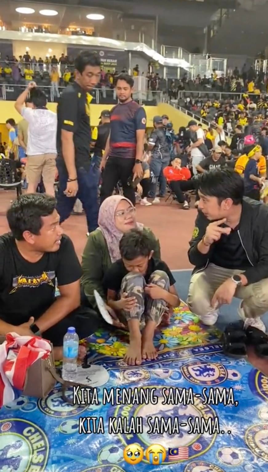 M'sian Dad & Son Cry After Harimau Malaya's Loss In Asia Cup, Gets ...